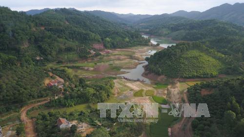 Hạn hán nặng tại 'ốc đảo' giữa hồ nước lớn nhất Bắc Giang 
